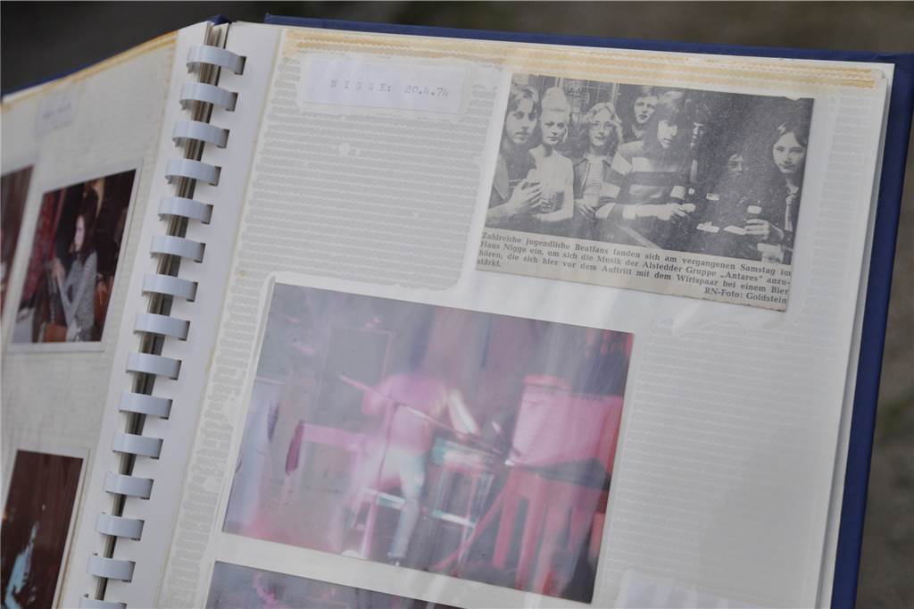 Omis Schnapshaus und seine Vorgänger: Tanzlokal und Hippieladen Auch der Artikel der Ruhr Nachrichten über das Konzert ist in dem Album eingeklebt.