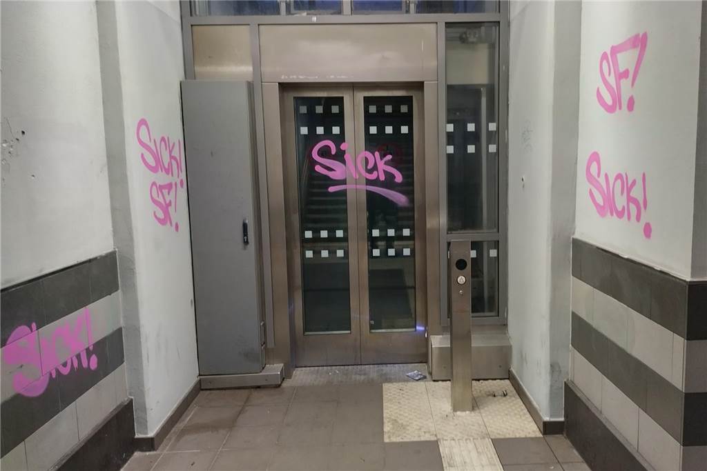 Schmierereien am Bahnhof Preußen – Reinigung „zeitintensiv und mühsam“ Auch der Aufzug blieb bei der Aktion nicht verschont.
