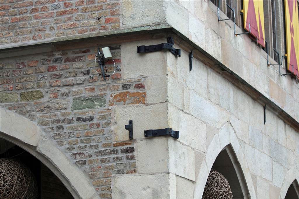 Werner Gastronom sauer: Politik blockt neuen Schriftzug am Alten Rathaus ab Auch der Ausleger (hier die Halterung), das alte Schmiedeeisen, sollte in überarbeiteter Form wieder an der Rathausfassade angebracht werden.