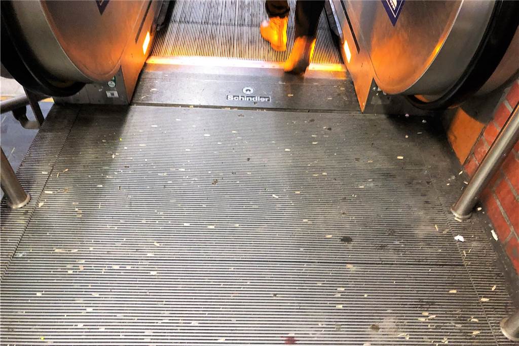 „Richtig peinlich“: Dortmunder schämen sich für ihren S-Bahnhof Auch der Bereich vor den Rolltreppen sieht schlimm aus.