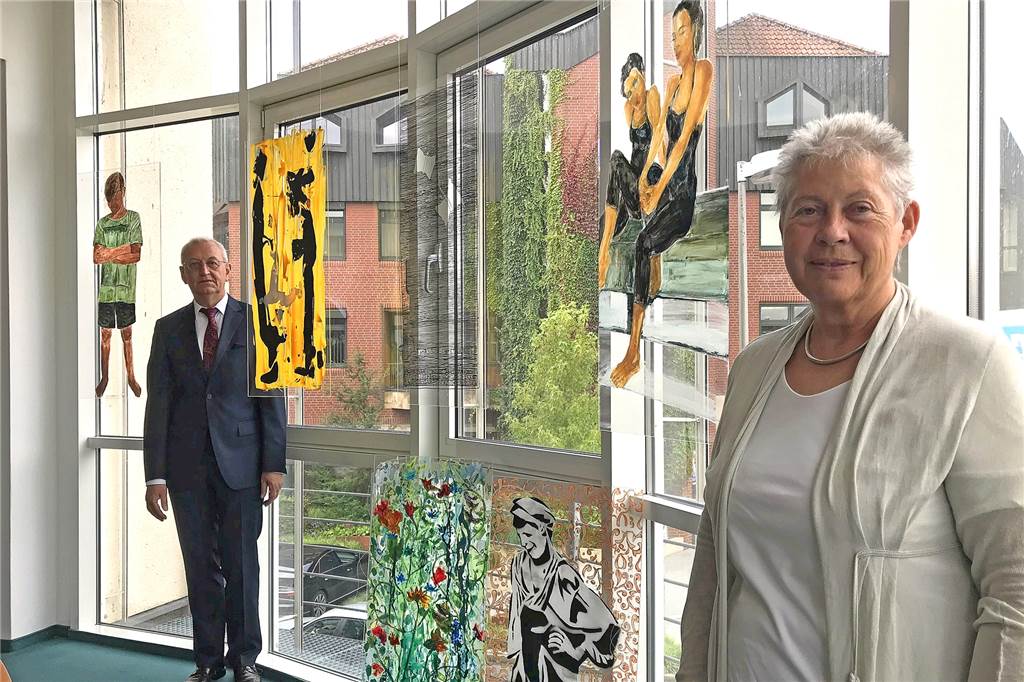 Kunstroute entdeckt beim Comeback neue Ausstellungsorte in Dorsten Auch der Besprechungsraum der Sparkasse Vest wird bei der Kunstroute zur Ausstellungs-Galerie: Doris Gerhard (Kunstverein Virtuell-Visuell) und "Gastgeber" Matthias Feller (Sparkasse Vest).