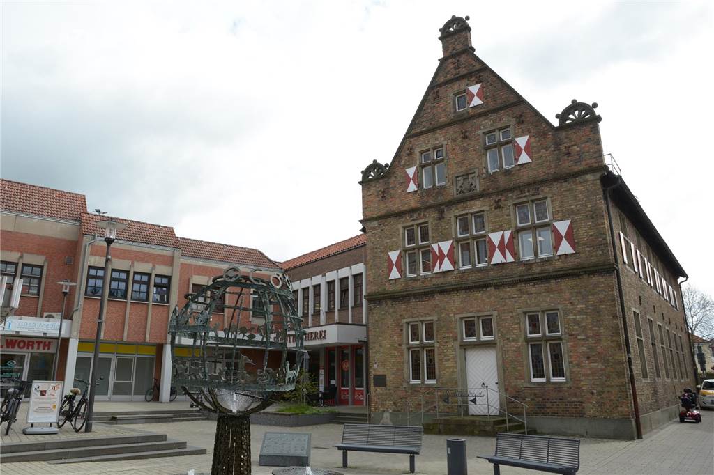 Das Steinhaus: Ein repräsentativer Bau für die Verwaltung des Klosterbesitzes Werden Auch der Brunnen vor dem Gebäude sticht ins Auge.