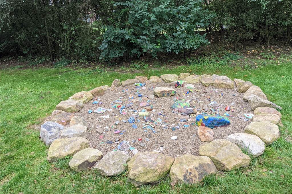 Entsetzen in Dorsten: „Respekt-Wand“ mit großem Hakenkreuz beschmiert Auch der bunte Steinkreis, den die Kinder der Kita Arche zum Thema Respekt gestaltet hatten, war zwischenzeitlich zerstört worden.