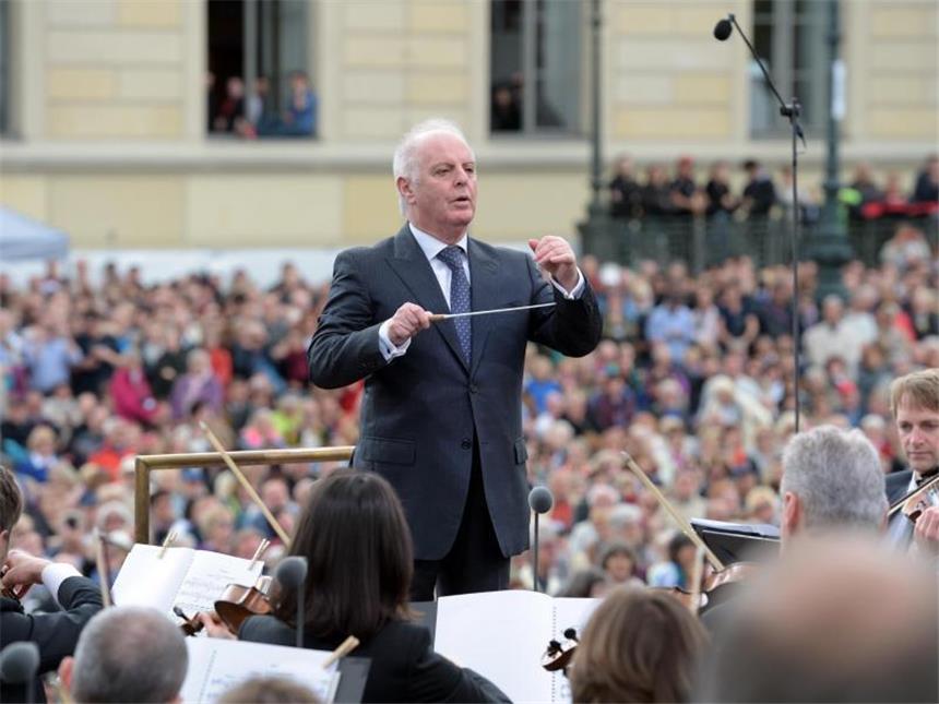 Auch der Dirigent Daniel Barenboim war konzentriert bei der Sache und begeisterte sein Publikum. Foto: Rainer Jensen