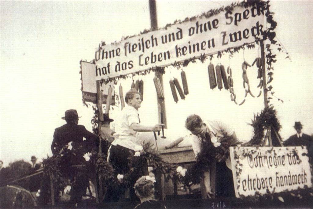 Dorf feiert 875. Geburtstag: Programm für Jubeljahr in Hervest steht Mottowagen beim Festumzug 1950 zum 800-jährigen Jubiläum im Dorf Hervest