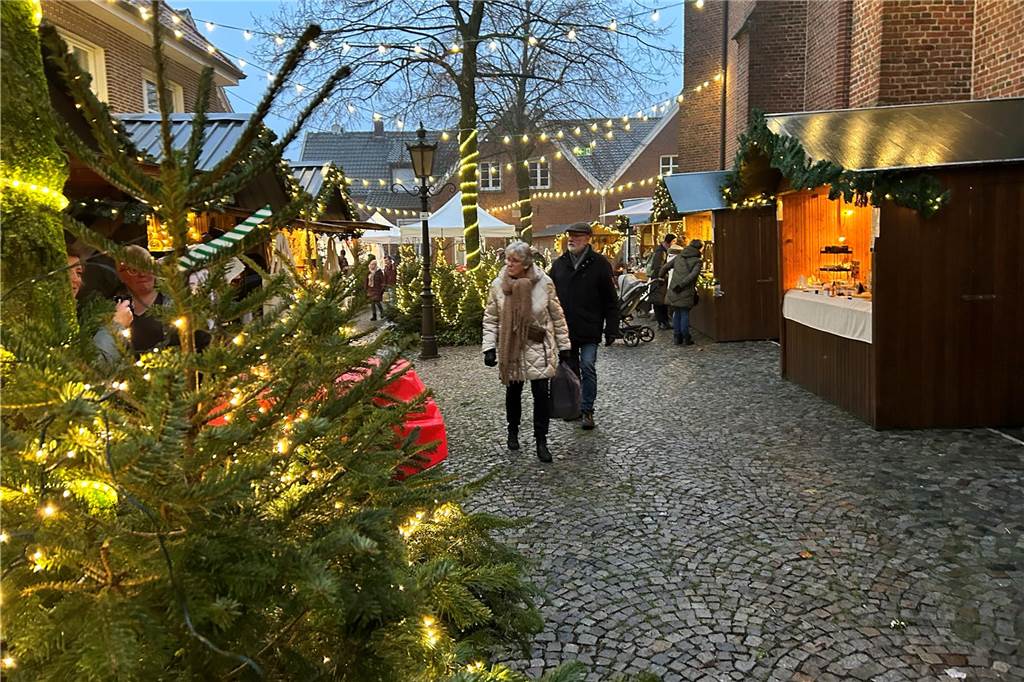 Auch der ein oder andere Weihnachtsbaum wurde rund um die Kirche aufgestellt.