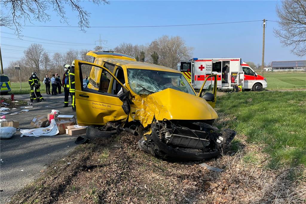 Zwei Bus-Unfälle in Dorsten kurz hintereinander - mehrere Kinder verletzt (mit Video) Auch der Fahrer des Postfahrzeugs wurde verletzt.