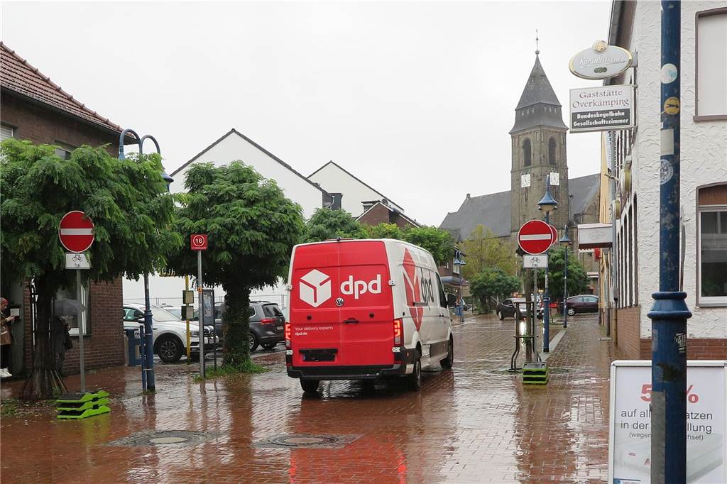 Zweiter Verkehrsversuch: Viele Falschfahrer auf der Mittelstraße Auch der Fahrer dieses Transporters fuhr falsch in die neue Einbahnstraße in Schermbeck.