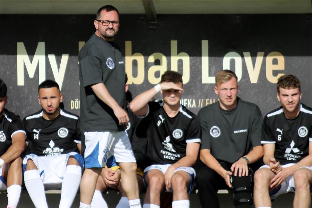 Hecker-Cup startet in das zweite Wochenende: Türkspor spielt parallel bei anderem Turnier Auch der FC Brünninghausen mit Neu-Trainer Giovanni Schiattarella (vorne) hat sein erstes Spiel beim Hecker-Cup gewonnen.