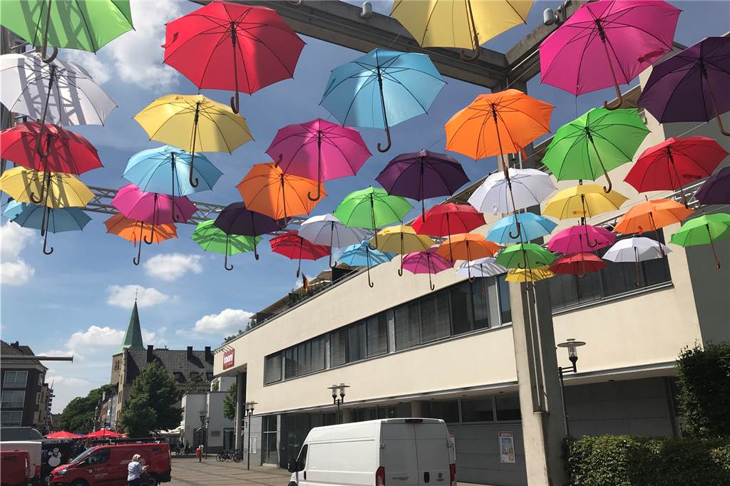 Bunte Schirme schmücken jetzt die Dorstener Innenstadt Auch der für Autofahrer gut erkennbare Kubus am Recklinghäuser Tor wurde mit Schirmen geschmückt.