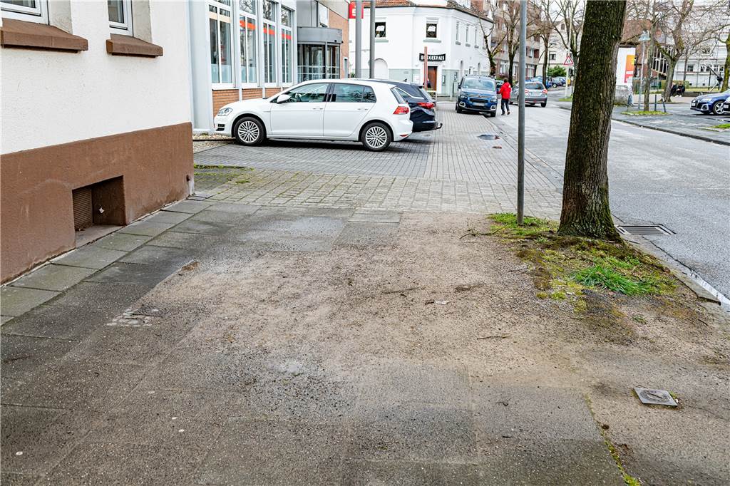 Kaputte Yorckstraße in Brambauer: „Wird seit Jahren nur geflickt“ Auch der Gehweg an der Straße zum Brambauer Markplatz ist an vielen Stellen geflickt. Stolperfallen und Hindernisse gibt es vor allem für Menschen, die auf Rollatoren oder Gehilfen angwiesen sind.