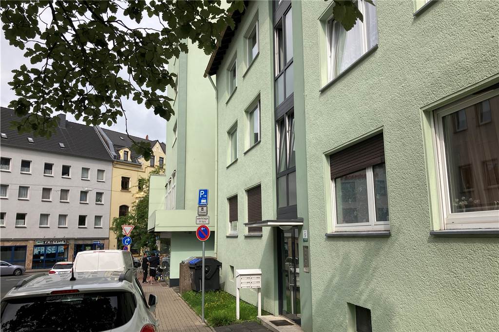 Belvona statt Altro Mondo, doch das Elend am Schophof geht weiter Auch der Häuserkomplex an der Ecke Dortmunder Straße/Bennertor gehört offenbar zum Bestand des Düsseldorfer Wohnungsunternehmens Belvona.