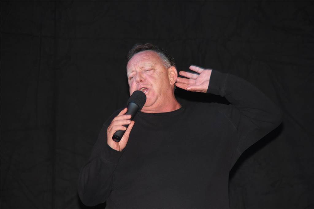Auch der in England lebende Comedian Don Clarke sorgte während der 18. Comedy Night des BV Brambauer für Spaß auf der Bühne.