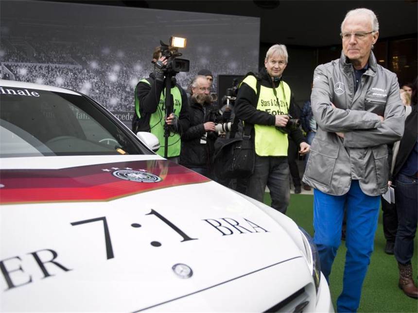 Fans feiern bei «Stars & Cars» die Mercedes-Weltmeister Auch der «Kaiser» gab sich die Ehre. Foto: Daniel Naupold