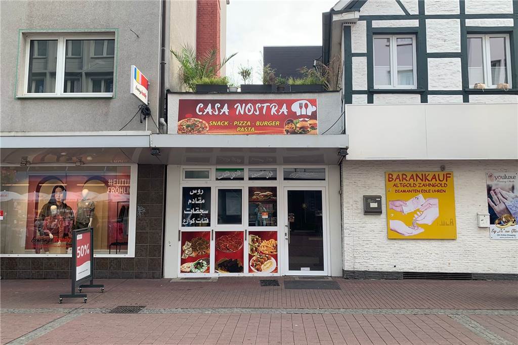 Nach Einbruch in Eisdiele: Fadil Faslija schläft auf Plastikstuhl in seinem Laden Ein kleiner, eingeschossiger Imbiss an der Kunibertistraße in der Recklinghäuser Altstadt, eine Außenaufnahme.