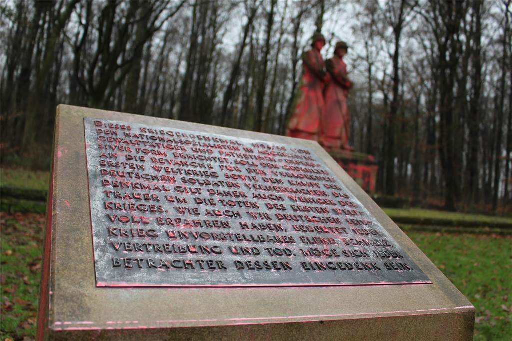 Denkmal beschmiert: Antifa bekennt sich zur Sachbeschädigung Auch der kritische Text, der dem Denkmal beisteht, wurde beschmiert.