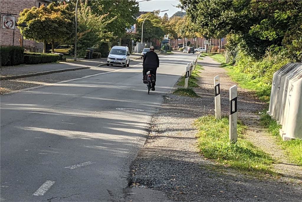 Land fördert wichtigen neuen Bahndamm-Radweg mit 700.000 Euro Ein Radfahrer fährt auf der Klosterstraße in Dorsten-Hardt