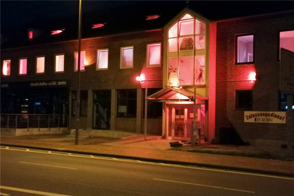 Rotes Kulturquadrat als Hilferuf: „Die Politik ist jetzt am Zug!“ Auch der Musicclub Attic war in der "Night of Lights" in Rot angestrahlt, um ein Zeichen zu setzen.