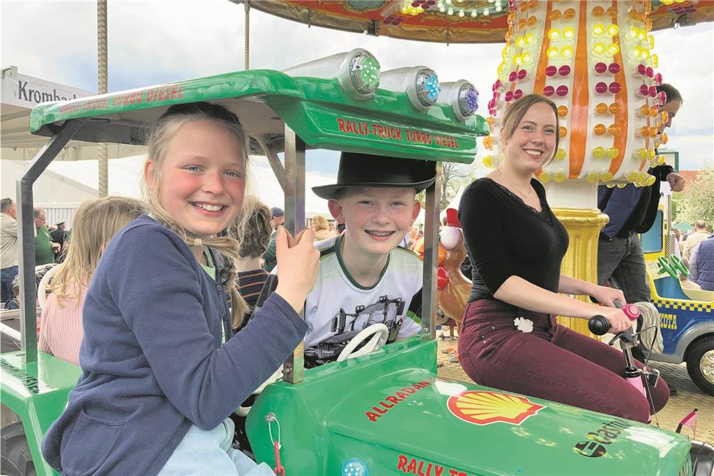 Schützenfest in Elmenhorst: Kay Wiesemann wird der neue König Zwei Kinder auf dem Karussell, daneben die scheidende Prinzessin Elena Schulze Langenhorst.