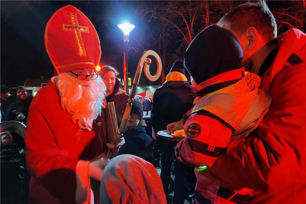 Winterspecial bei „Ascheberg trifft sich“ sorgt für weihnachtliche Stimmung Nikolaus verteilt Geschenke.