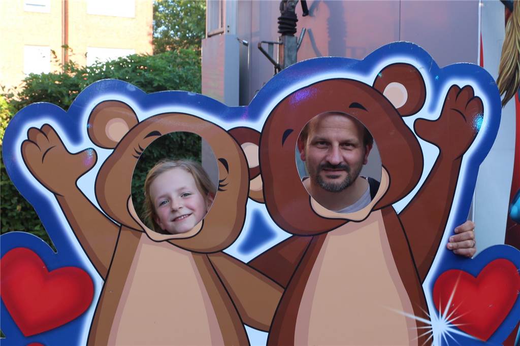 Mit Lotta (5) über die Ahauser Kirmes: So viel Spaß hat das Kind für 30 Euro Auch der Papa hatte sichtlich seinen Spaß an diesem Experiment.