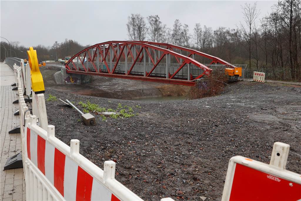 Auch der Radweg über die alte Eisenbahnbrücke ist bald wieder frei.