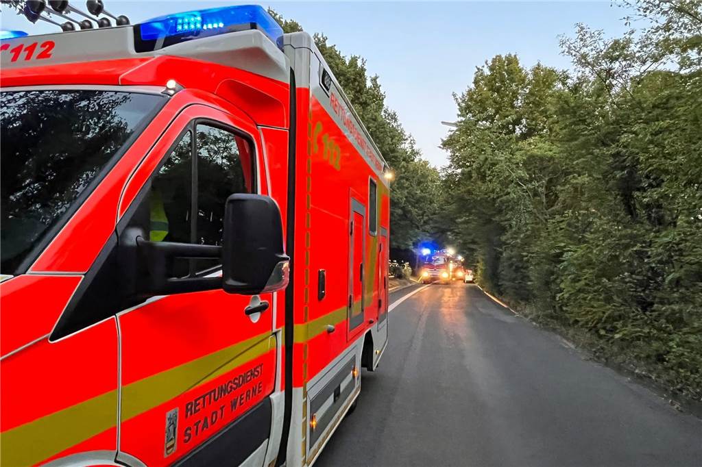 Heckenbrand in Werne war deutlich brisanter als gedacht Ein Rettungsfahrzeug in Werne