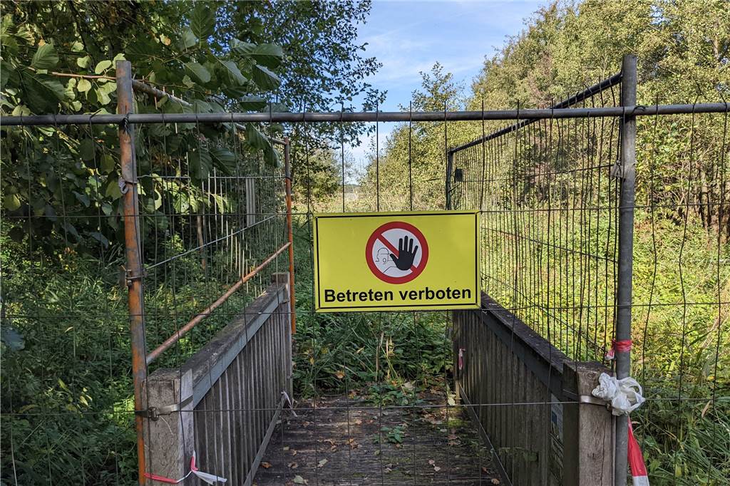 Hinter Gittern: Aussichtspunkte in beliebtem Naturschutzgebiet in Dorsten dicht Schild "Betreten verboten".