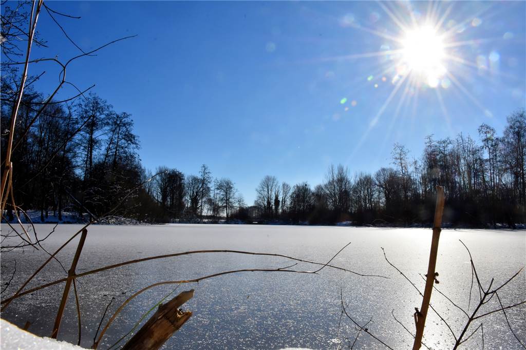 Viel zu dünne Eisdecken: Wintersportler und Retter in Gefahr Auch der Schweinesee in Wüllen ist zugefroren. Tragfähig ist die Eisdecke aber noch lange nicht. Die DLRG-Ortsgruppe Ahaus warnt davor, Eisflächen zu betreten.