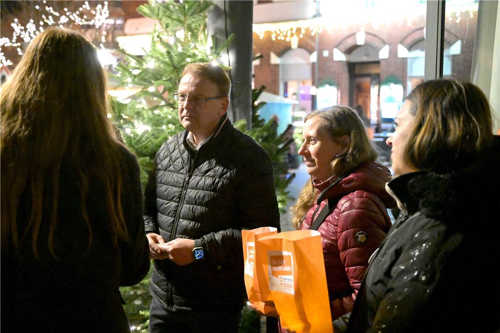 Auch der Selmer Bürgermeister Thomas Orlowski (2.v.l.) war beim Auftakt des Adventsmarkts dabei.