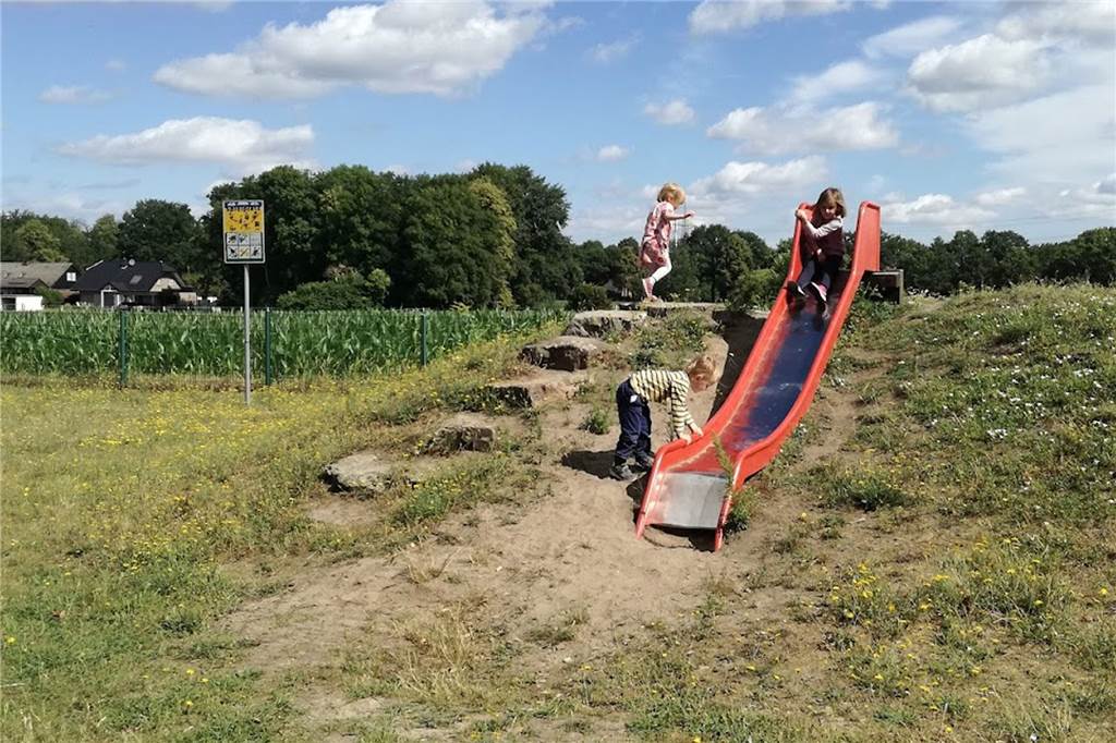 Unauffindbarster Spielplatz wird umgebaut: Treffpunkt für Jugendliche Kinder auf Rutsche auf dem Spielplatz "Am Rehbaum"