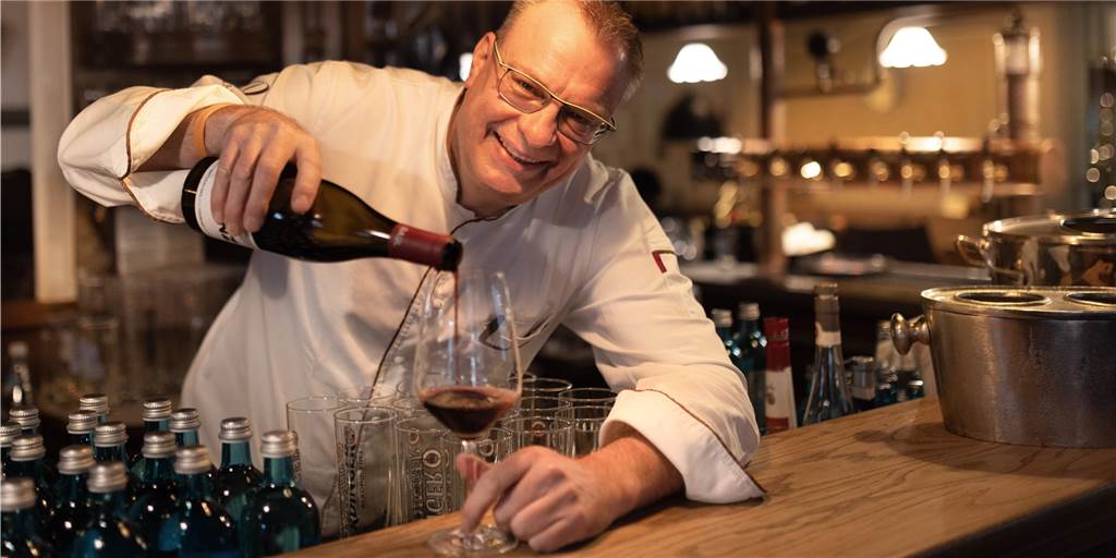 Günther Overkamp: Auch der teuerste Wein kann nach Plörre schmecken Auch der teuerste Wein der Welt muss nicht unbedingt gut schmecken, findet Koch und Weinkenner Günther Overkamp. Er bricht eine Lanze für die deutschen Weine.
