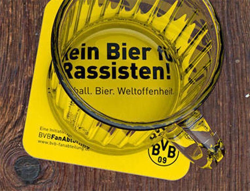 BVB-Fanclub schmeißt AfD-Anhänger raus Auch der Verein engagiert sich im Kampf gegen Rassismus - unter anderem wurden diese Bierdeckel in der ganzen Stadt verteilt.
