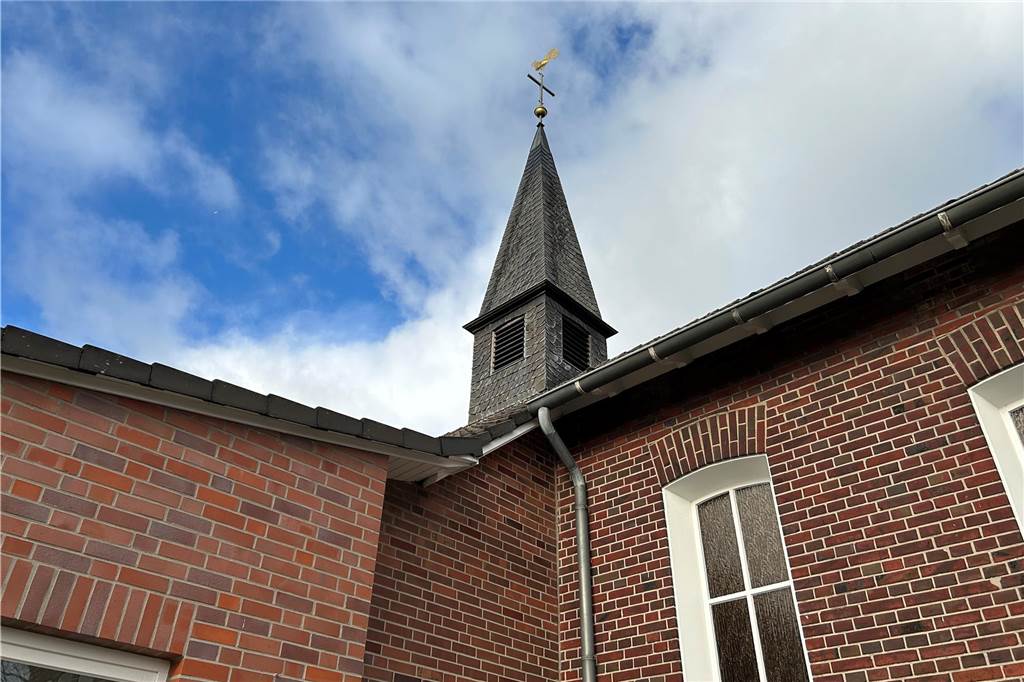 Evangelische Kirchengemeinde in Finanznot: Pfarrhausverkauf ist beschlossen Auch der Verkauf der Kirche und des Gemeindehauses ist eine Handlungsoption, die geprüft wird.