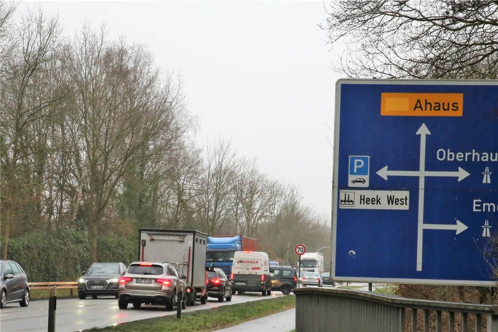 Auch der Verkehr auf den Umleitungstrecken staute sich am Freitagmittag schnell zurück.
