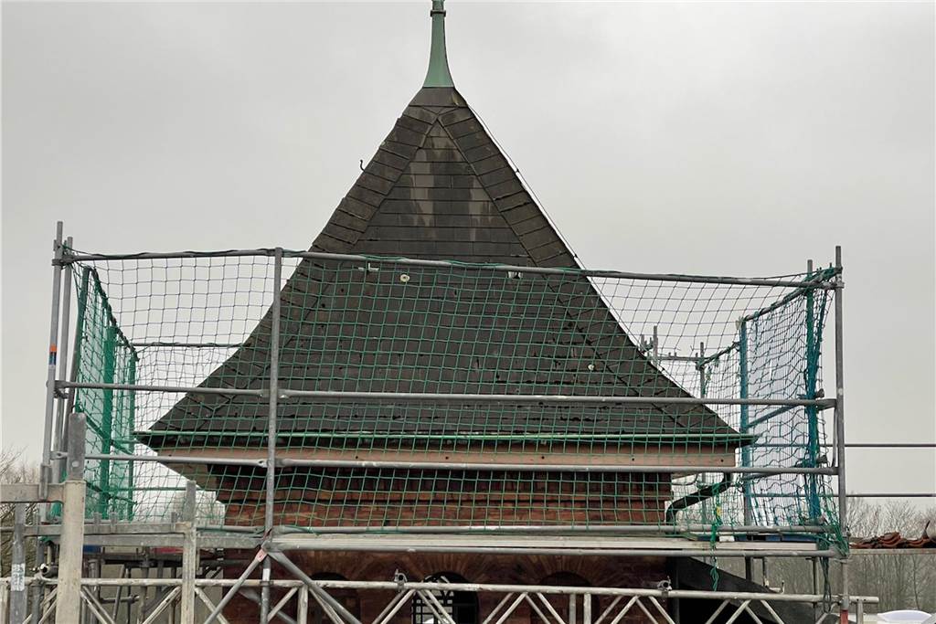 Auch der viereckige Turm ist saniert worden. Die Backsteinfassade wurde gereinigt und soll künftig besonders illuminiert werden.