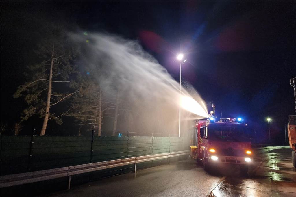 Feuerwehr übt Ernstfall bei RCS: Menschenrettung und die Suche nach Vermissten Wasserwerfer des Tanklöschfahrzeuges im Einsatz