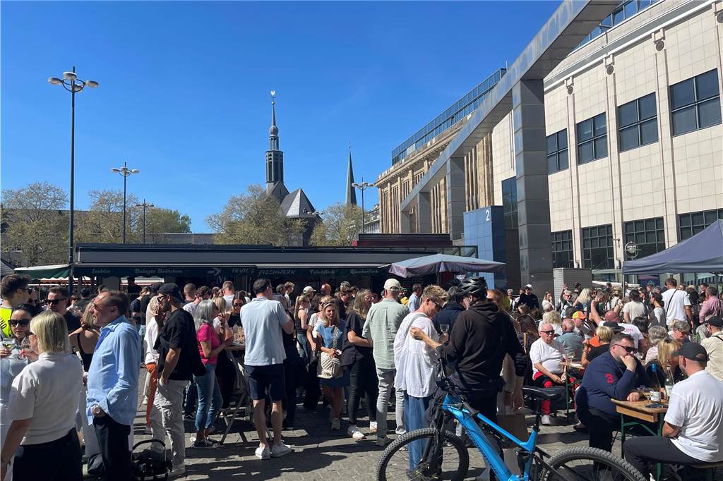 Wie erleben Marktbesucher die Kritik am Weinverkauf? „Super, dass es hier so belebt ist“ Auch der Weinstand vor dem Sportscheck war gut besucht.