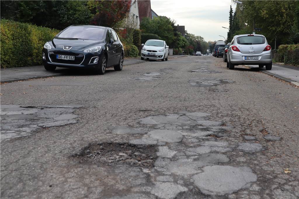 Die Sendstraße in Dortmund bleibt ein Flickenteppich: Saniert wird woanders Auch der Westkamp ist keine Wohlfühlstrecke für Autofahrer, Radler oder Fußgänger, die die Straße überqueren.