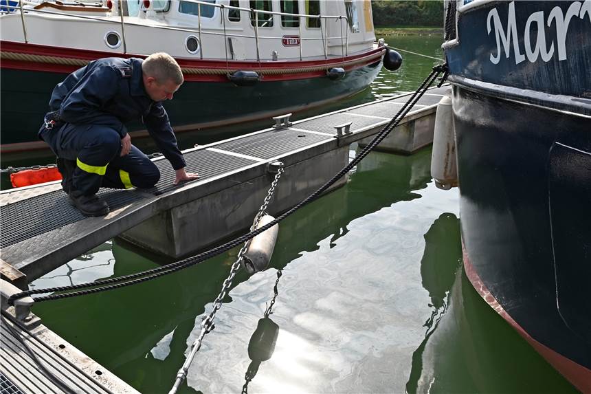 Mysteriöse Ölspur auf dem Wesel-Datteln-Kanal entdeckt Auch der Yachthafen im Bereich des alten Kohlehafens war betroffen.