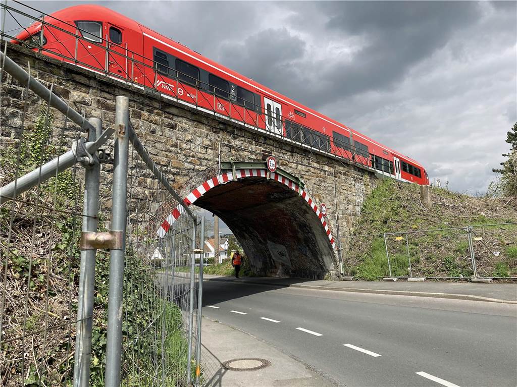 Eine Baustelle löst die andere ab: Kirchhörder Straße bald wieder frei Auch der Zugverkehr ist betroffen: Bis zur Fertigstellung der neuen Brücke wird es einen Schienenersatzverkehr geben.