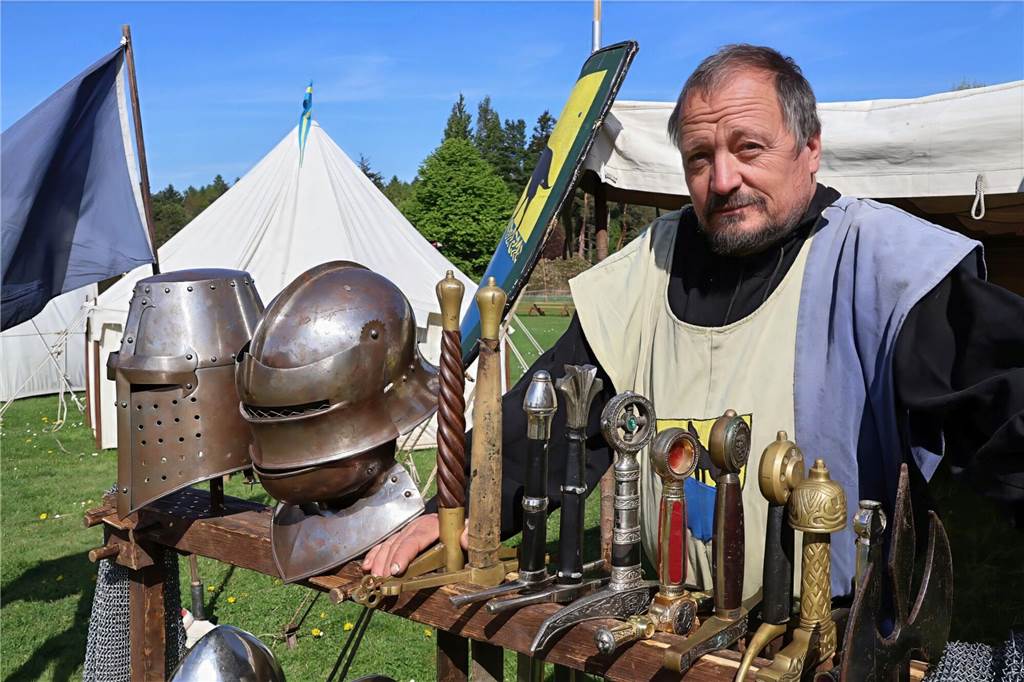 Auch der zweite Tag des Ritterspektakels auf Schloss Lembeck verzauberte Groß und Klein mit packenden Lanzenduellen, eindrucksvoller Luftakrobatik, Jonglage und vielen weiteren Attraktionen. 