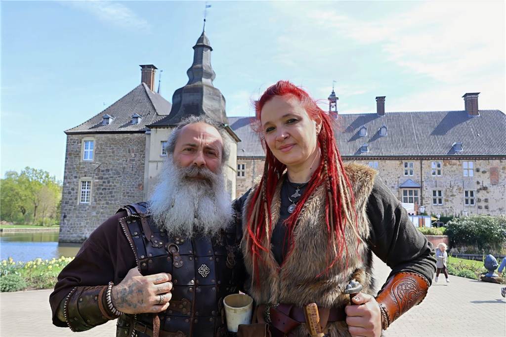 Auch der zweite Tag des Ritterspektakels auf Schloss Lembeck verzauberte Groß und Klein mit packenden Lanzenduellen, eindrucksvoller Luftakrobatik, Jonglage und vielen weiteren Attraktionen. 