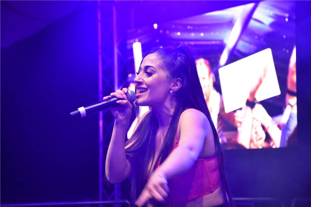 60 Jahre Karpaten – der wohl lauteste Geburtstag im Münsterland Auch die 21-jährige Gronauerin Ally Jax konnte mit ihrer neuen Single "Summer Fling" das Publikum begeistern.