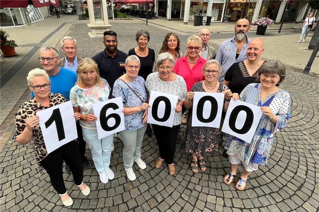 Düt und Dat übergibt Rekordspende in Höhe von 16.000 Euro Die Empfänger stehen zusammen in der Werner Fußgängerzone.