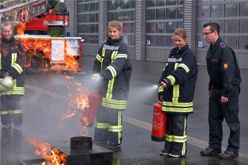 Stadt bietet Einblick in den Berufsalltag bei der Feuerwehr oder in der Bücherei Auch die Arbeit der Feuerwehr können die Schüler bei der Berufsfelderkundung praktisch erleben.