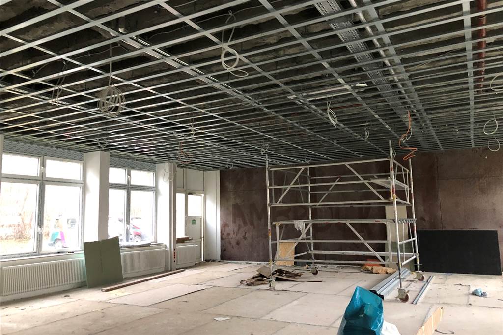 Schulküchen-Renovierung hat unerwarteten Nebeneffekt Auch die Aula, die ein Stockwerk unter der Schulküche liegt, wird saniert. Die alte Rippendecke hat sich als nicht mehr tragfähig erwiesen