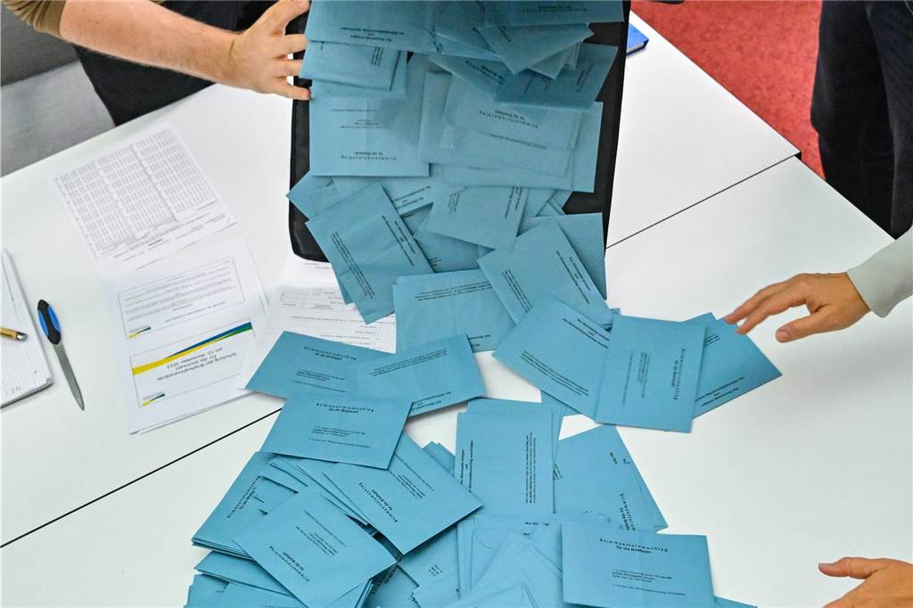 Europawahl 2024 in Nordkirchen: Gemeinde sucht Wahlhelfer Briefwahl-Umschläge werden auf einem Tisch verteilt
