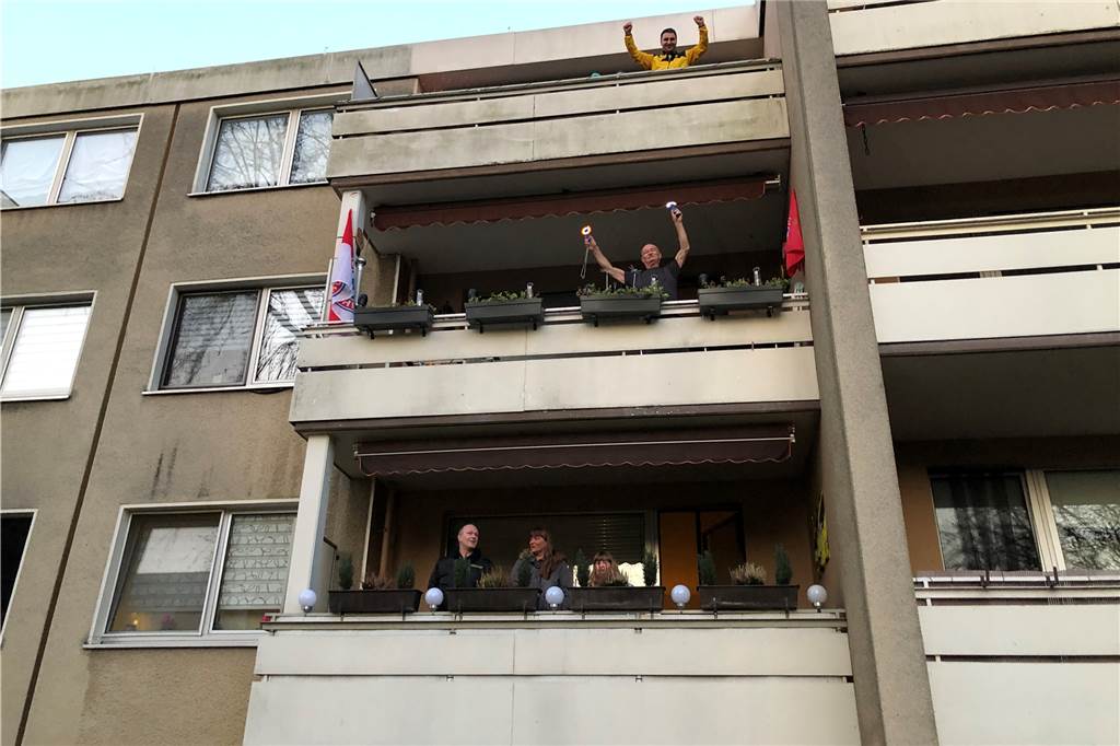 In Brackel: „You‘ll never walk alone“ gegen die Krise - mit Video Auch die Bayern-Fans schräg gegenüber machen mit