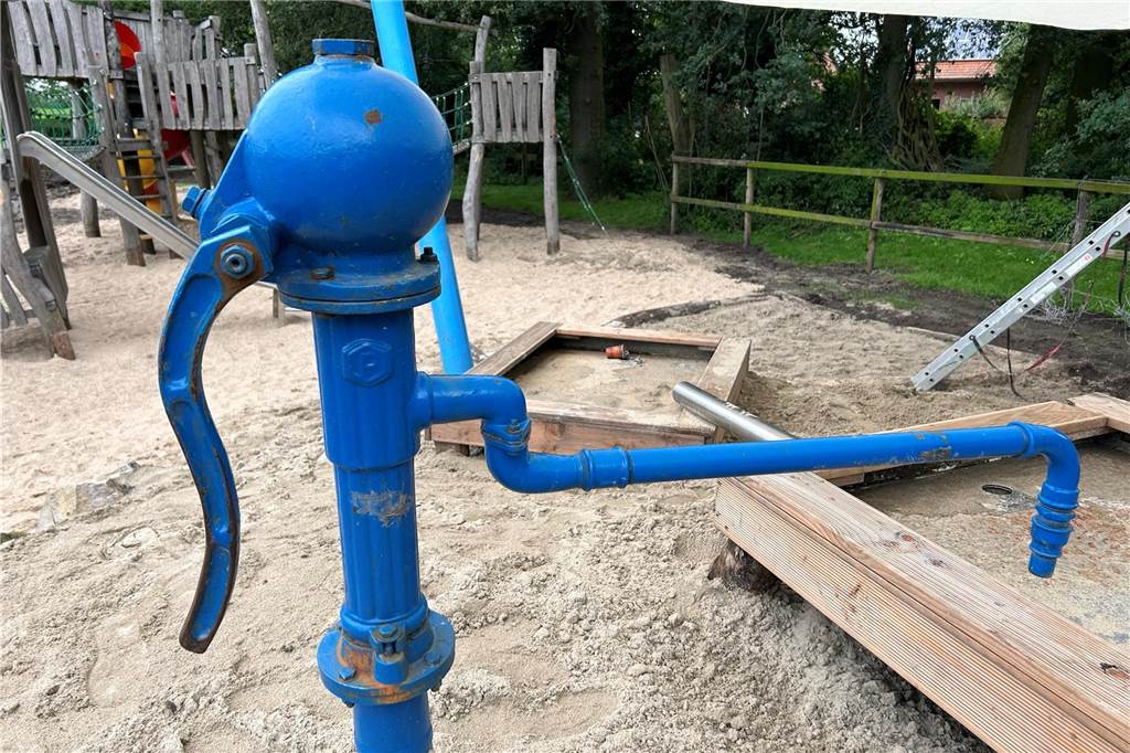 Maislabyrinth gerettet: Daniel Leuders holt Attraktion nach Köckelwick Auch die beliebte "Matschbahn" samt Wasserpumpe findet einen Ehrenplatz am neuen Maislabyrinth.